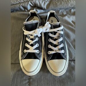 👟 practically brand new Converse shoes 👟